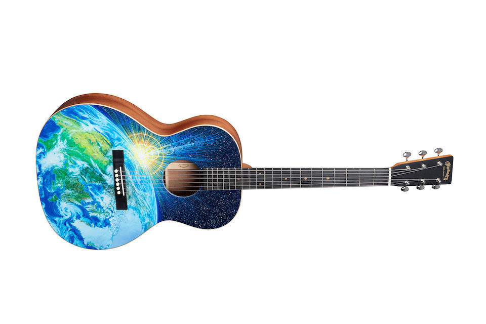 Эко-гитара Martin 00L Earth: полное отсутствие пластика, вдохновленный Гретой Тунберг рисунок на деке и кейс из конопли