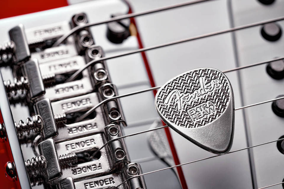 В честь 75-летия Fender выпустит специальную серию серебряных медиаторов и монет