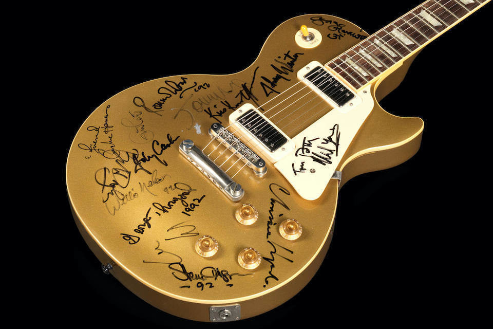 Уникальный Gibson Les Paul Deluxe с автографами Боба Дилана, Джорджа Харрисона, Нила Янга и других музыкантов выставят на торги