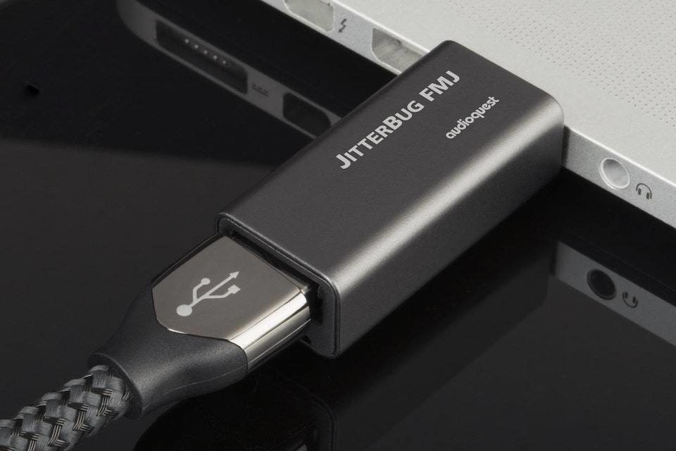 Фильтр шумов USB AudioQuest JitterBug FMJ: дискретная схема в экранирующем корпусе