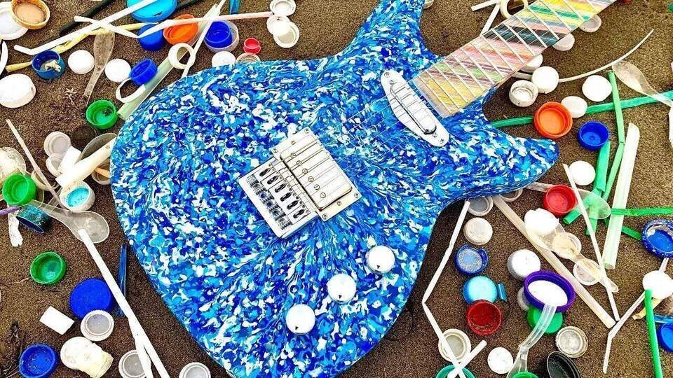 Гитарный мастер с YouTube-канала Burls Art сделал электрогитару из океанического пластика