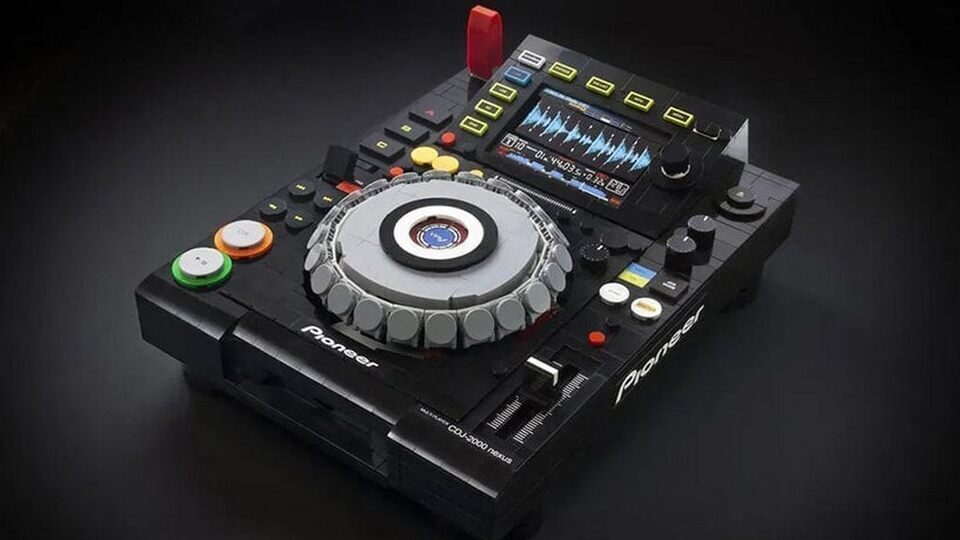 DJ-консоль Pioneer CDJ 2000 Nexus из LEGO: 2 628 деталей и часть рабочих функций