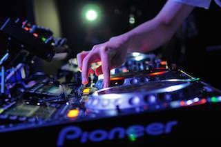 Pioneer продает бизнес по производству DJ-оборудования за 550 млн долларов
