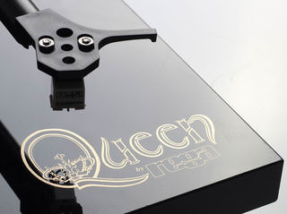 Rega представила лимитированную серию LP-проигрывателей Queen by Rega