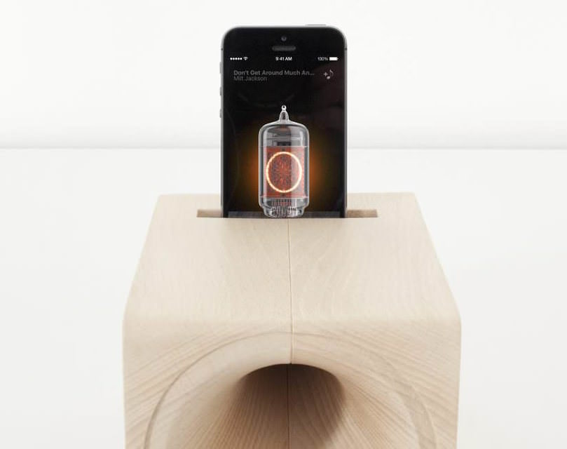 Дизайнер разработал деревянный рупор для смартфонов и приложение для винилового характера звука