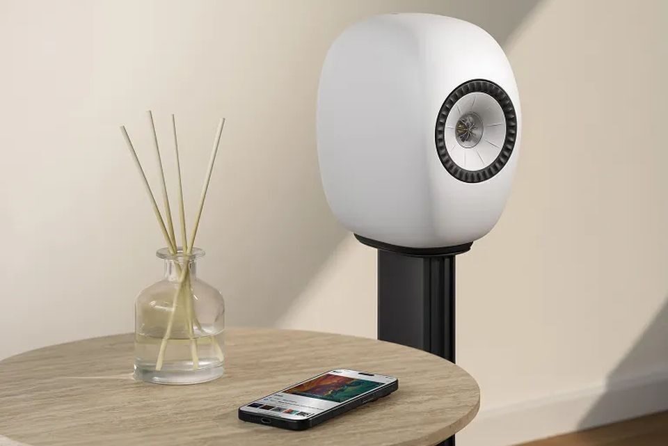 KEF выпустила округлые активные полочники LS Luxe