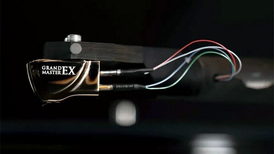 Оптико-механический картридж проигрывателей винила DS audio Grand Master Extreme получил цельноалмазный иглодержатель