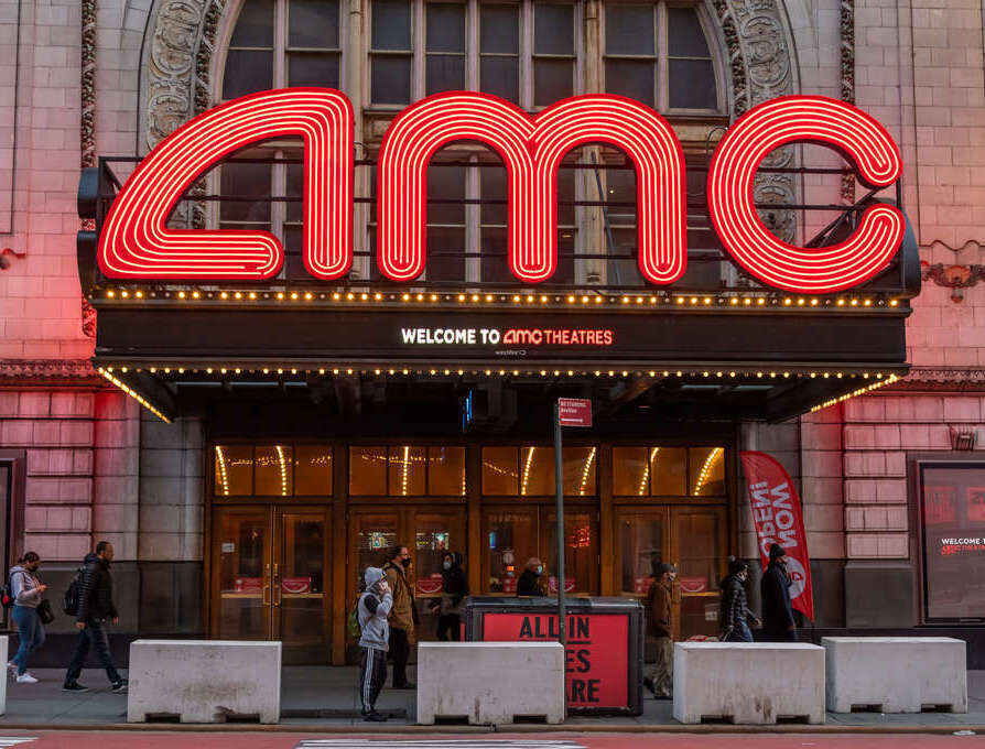 AMC и Warner Bros. договорились о 45-дневном «кинотеатральном окне» для кинопремьер