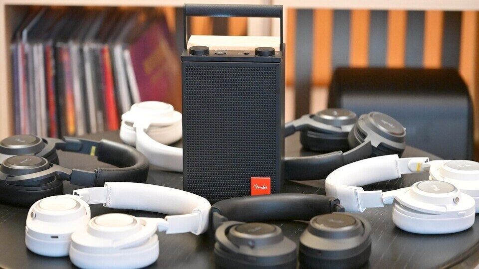 Fender расширила линейку потребительского аудио портативными колонками Elie и наушниками Mix