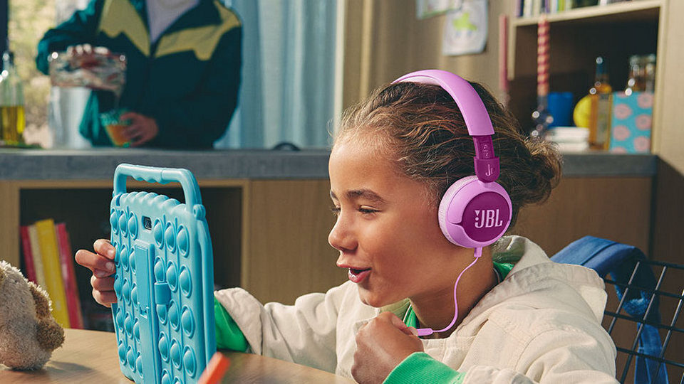 JBL добавила в линейку детских наушников модели Junior 470NC, Junior 320BT и Junior 320