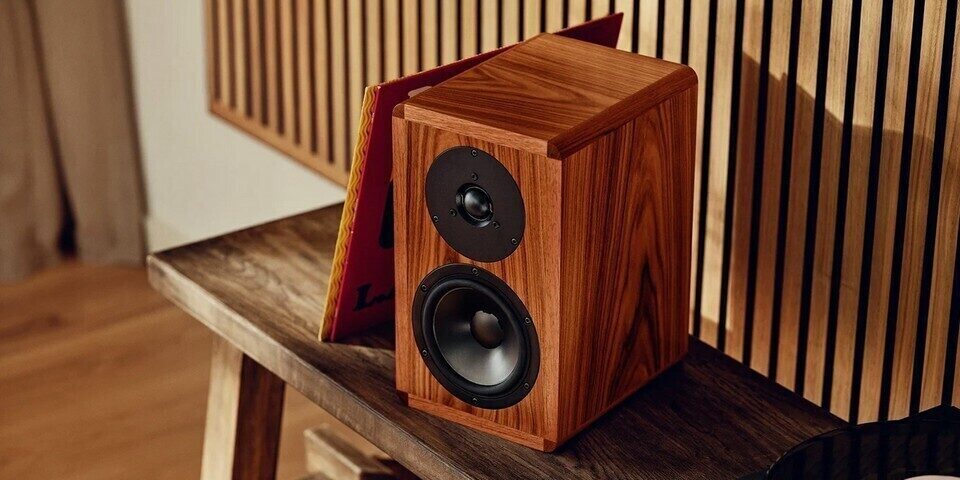 Dynaudio Legend: старшие полочники ручной сборки