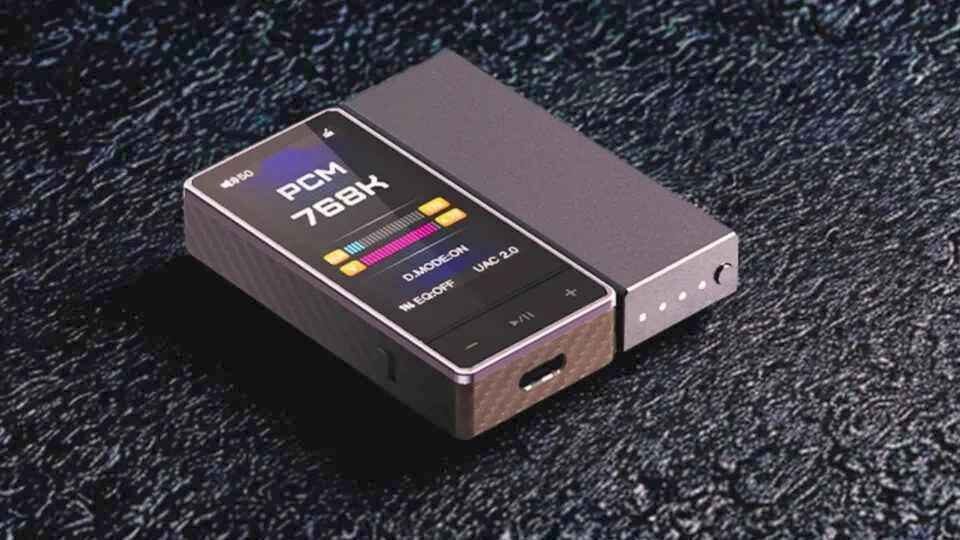 Портативный ЦАП/усилитель для наушников FiiO QX13: ESS Sabre Pro в карбоне