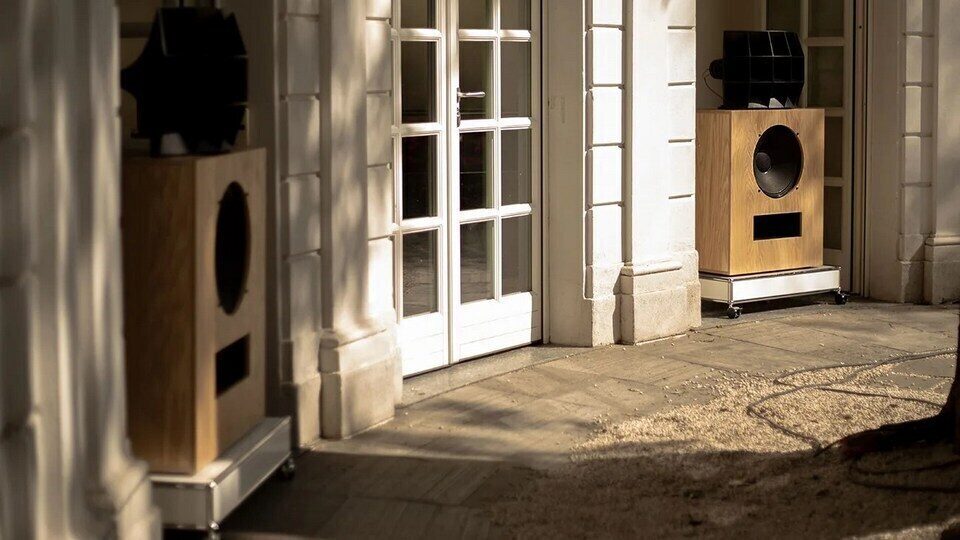 Klipsch показала в Милане созданные с Ojas напольники kO-R2